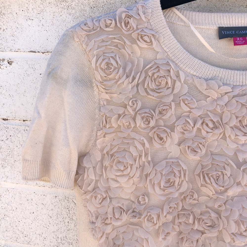 Vince Camuto XS Creamy Rose Short Sleeve Knit Top - Picture 4 of 6